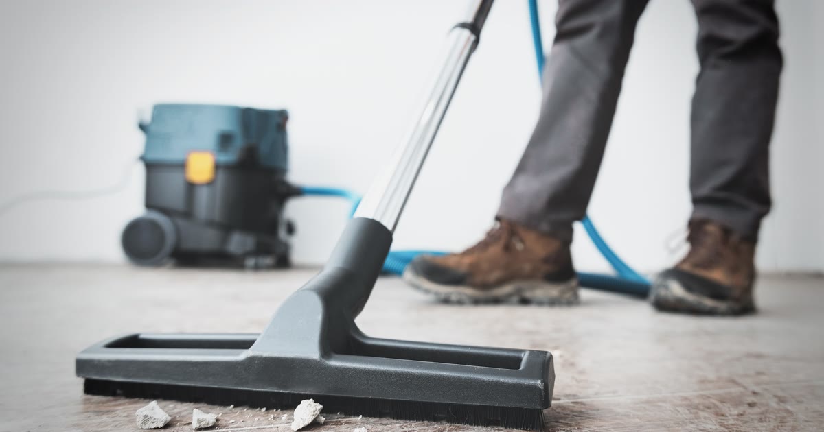 Bauschutt und Staub werden mit einer Bodendüse abgesaugt